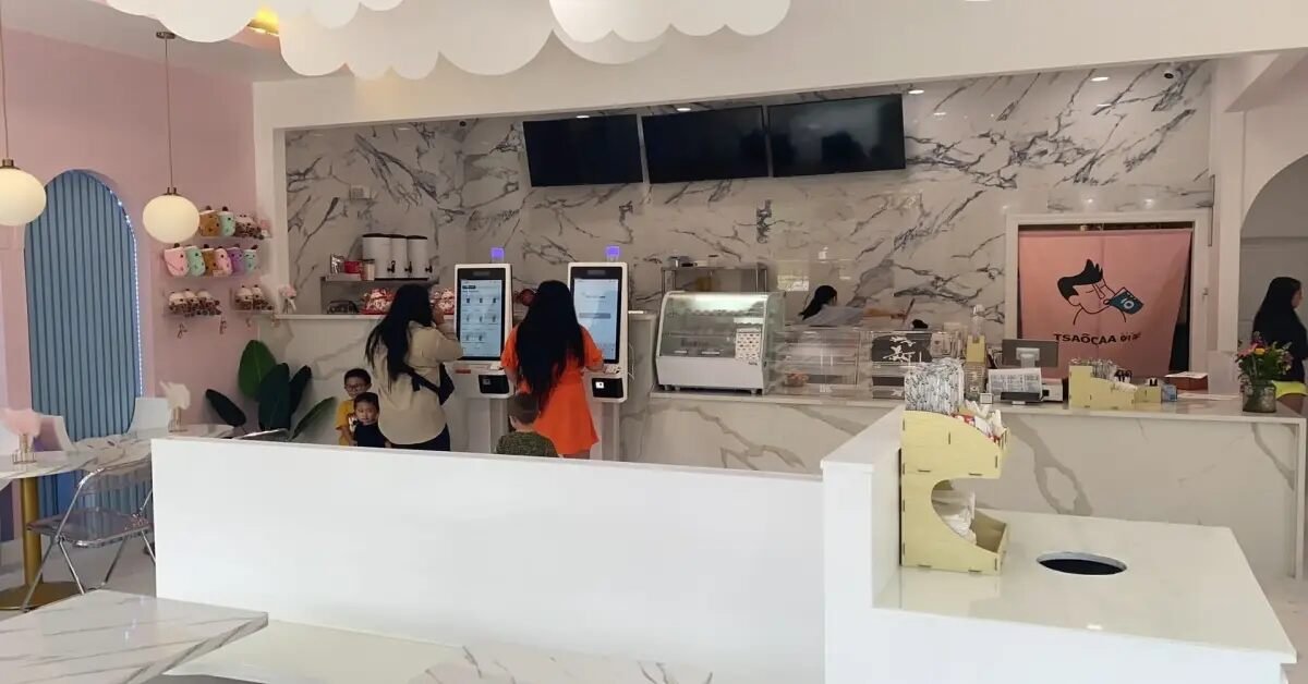 Self-Service Food Kiosks vs. Traditional Counter Service Which Is Better for Your Business