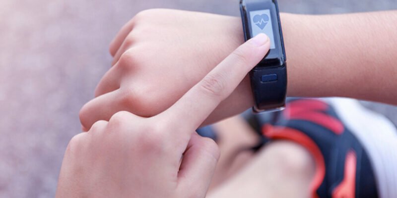 Why Are Smart Fitness Devices Popular Among Teens